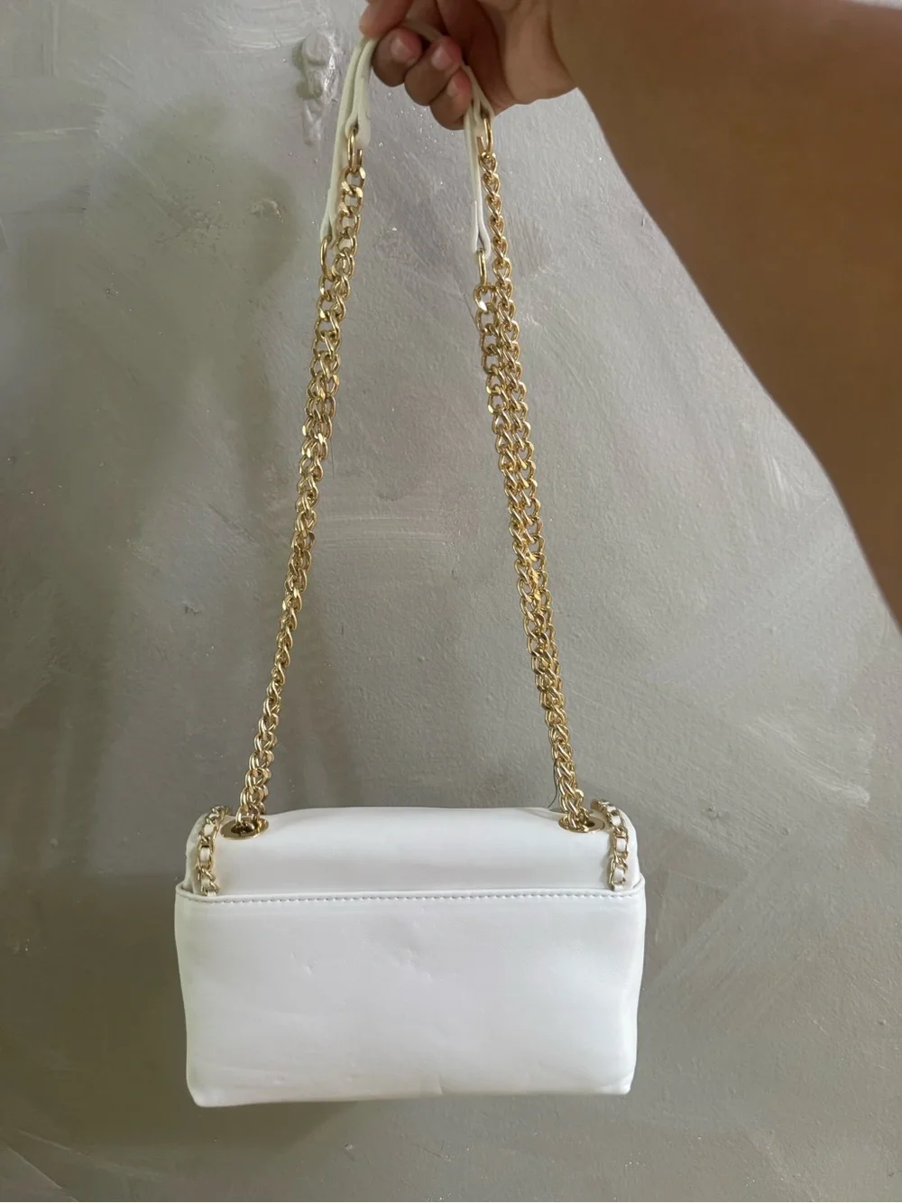 White Heart-Accent Chain Shoulder Bag